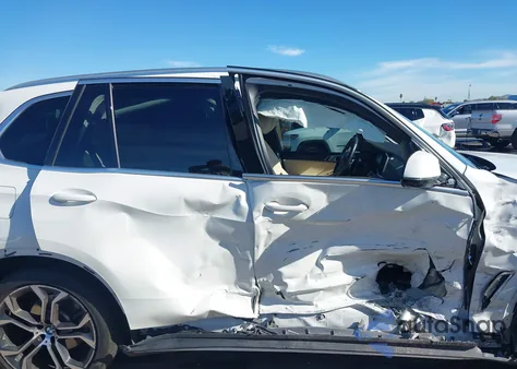 2021 BMW X5 Sdrive40I z USA, uszkodzony, nr VIN 5UXCR4C01M9E31259